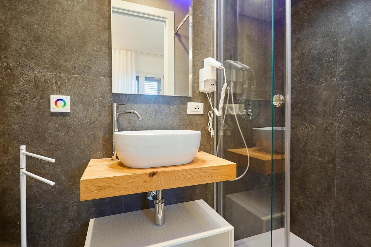 Porta Del Golfo Apartments & Suites カステッランマーレ・デル・ゴルフォ エクステリア 写真