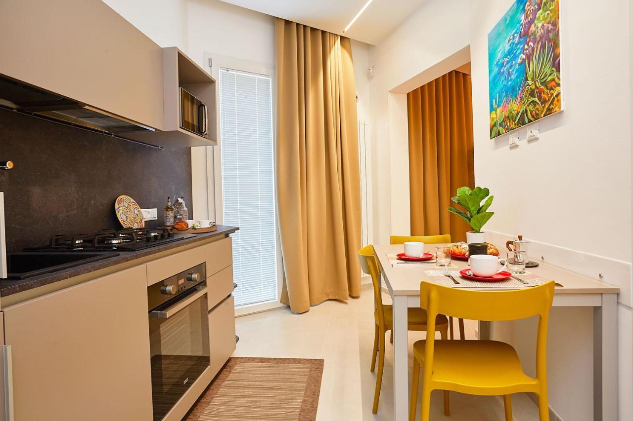 Porta Del Golfo Apartments & Suites カステッランマーレ・デル・ゴルフォ エクステリア 写真