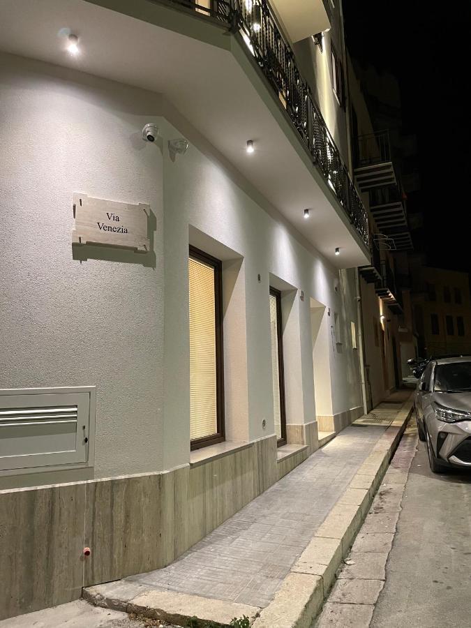 Porta Del Golfo Apartments & Suites カステッランマーレ・デル・ゴルフォ エクステリア 写真